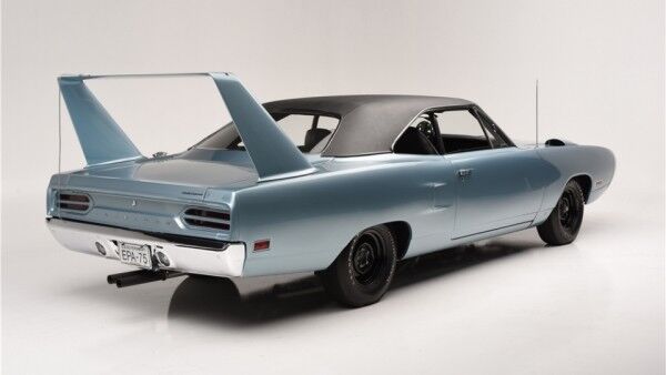 С молотка уйдет уникальное купе Plymouth Superbird, которое гонялось за самолетами: фотофакт