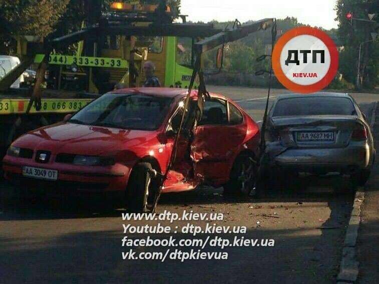 В Киеве пьяный водитель устроил ДТП и сбежал: опубликованы фото