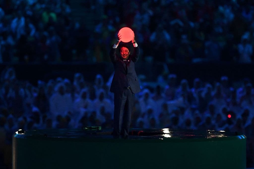Премьер-министр Японии нарядился героем видеоигр и выпрыгнул из трубы на церемонии закрытия Олимпиады: фотофакт
