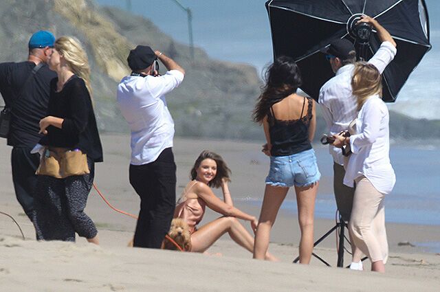 Миранда Керр в шелковом пеньюаре позировала фотографам на пляже