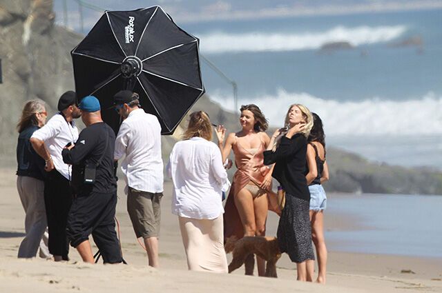 Миранда Керр в шелковом пеньюаре позировала фотографам на пляже
