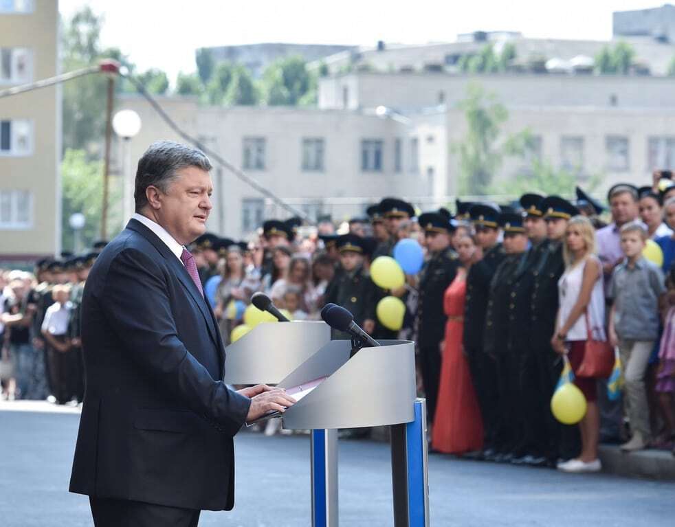 Порошенко вручил рекордное количество квартир сотрудникам СБУ: фотофакт