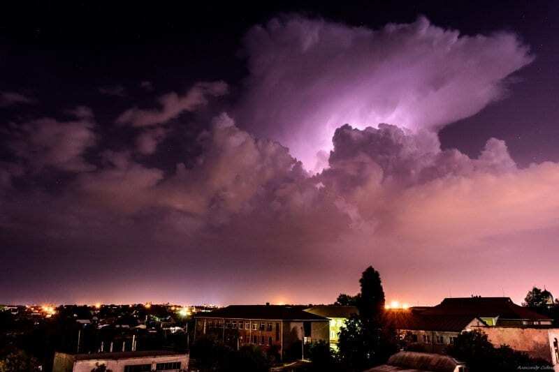 Нічна гроза в Одесі: у мережі з'явилися фото блискавок, що заворожують