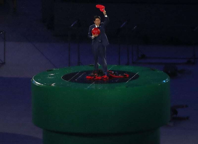 Прем'єр-міністр Японії вбрався героєм відеоігор і вистрибнув з труби на церемонії закриття Олімпіади
