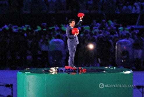Премьер-министр Японии нарядился героем видеоигр и выпрыгнул из трубы на церемонии закрытия Олимпиады: фотофакт