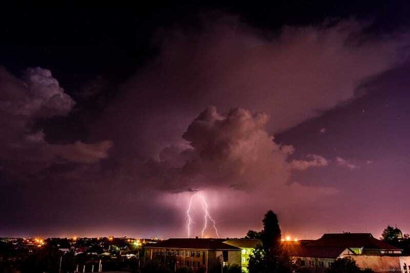 Ночная гроза в Одессе: в сети появились завораживающие фото молний