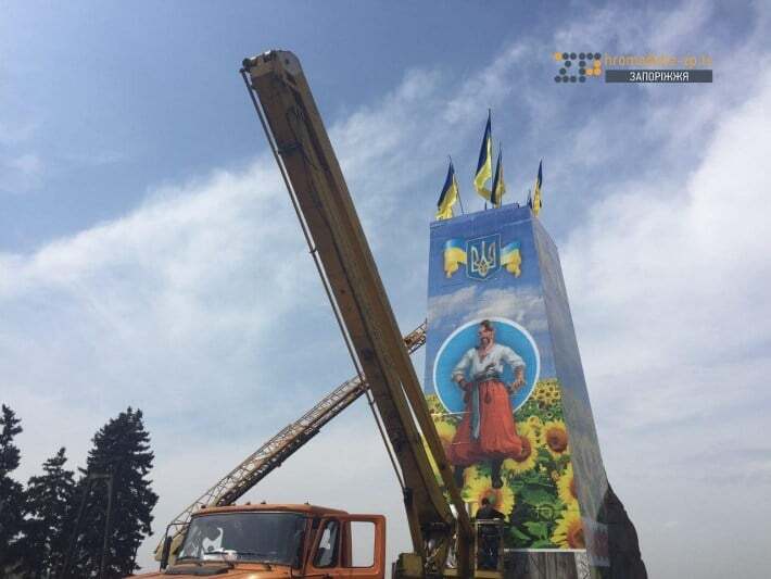Козак вместо Ленина: в Запорожье украсили площадь ко Дню Независимости. Фоторепортаж