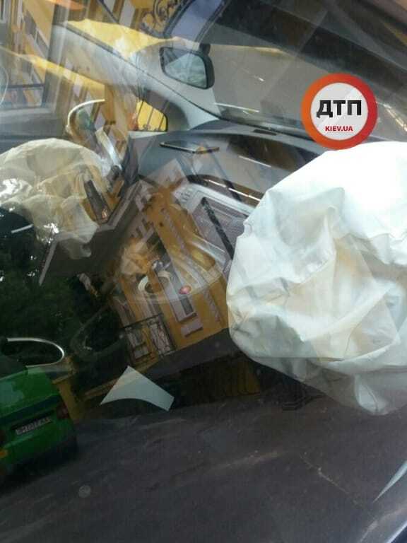 На перекритій вулиці в Києві патрульні протаранили інкасаторську машину