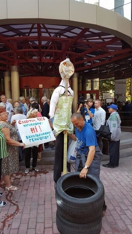 С шинами и чучелом Гонтаревой: в Киеве вкладчики вышли на новый протест