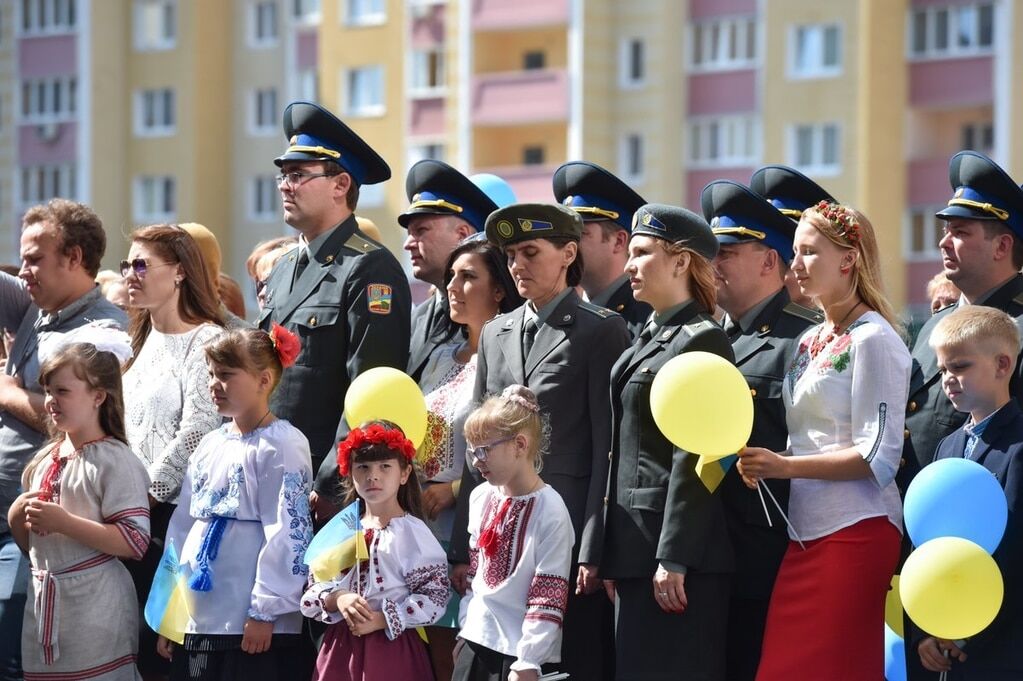 Порошенко вручил рекордное количество квартир сотрудникам СБУ: фотофакт