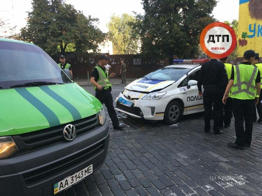 На перекрытой улице в Киеве патрульные протаранили инкассаторскую машину: фотофакт