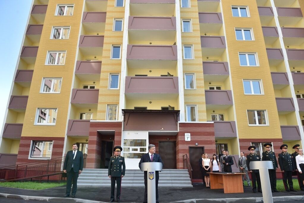 Порошенко вручил рекордное количество квартир сотрудникам СБУ: фотофакт
