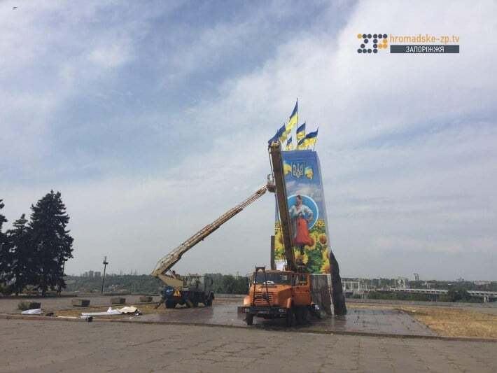 Козак вместо Ленина: в Запорожье украсили площадь ко Дню Независимости. Фоторепортаж