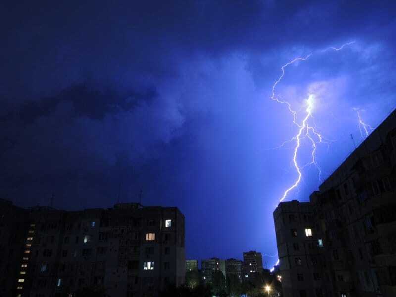 Нічна гроза в Одесі: у мережі з'явилися фото блискавок, що заворожують