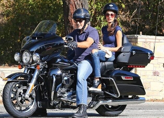 Дерзкие байкеры: Джордж и Амаль Клуни прокатились на крутом мотоцикле