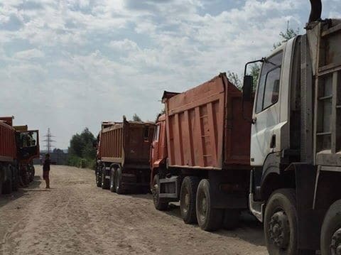 Незаконная добыча песка на Киевщине: в Ходосовке опять скандал