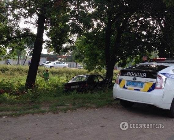 В Киеве автомобиль влетел в дерево: опубликованы фото
