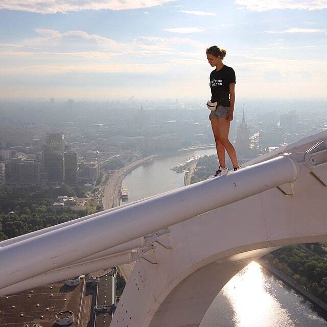 Підкорила найвищу будівлю: російська дівчина-руфер прославилася на весь світ