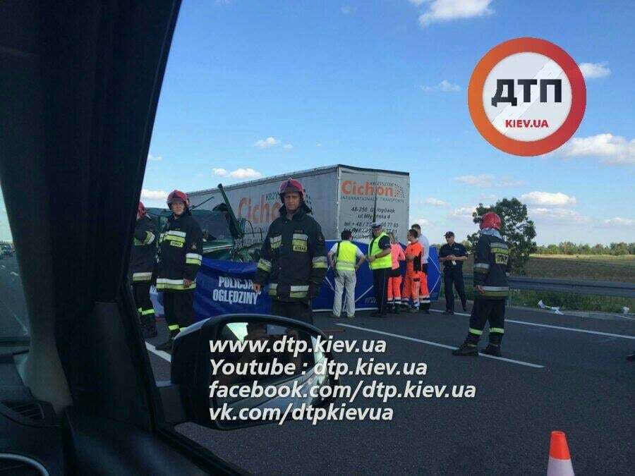 В Польше бус с украинскими номерами попал в жуткое ДТП: пять погибших. Опубликованы фото