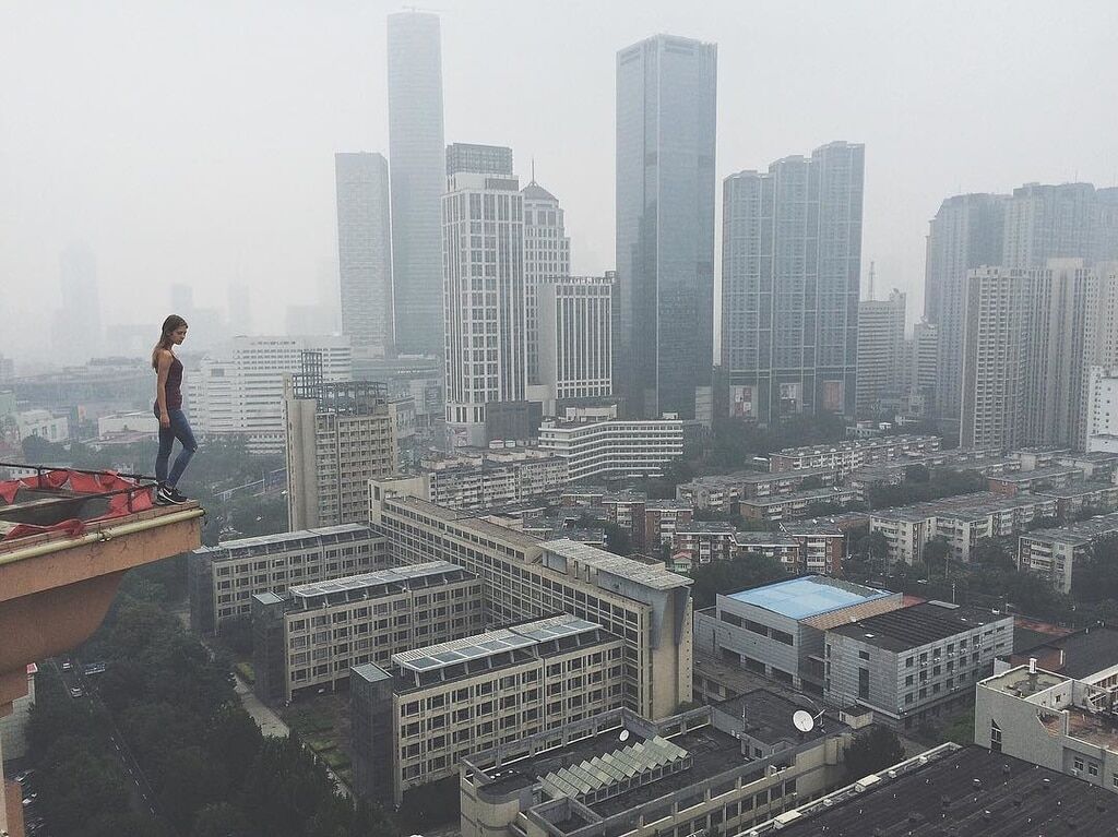 Підкорила найвищу будівлю: російська дівчина-руфер прославилася на весь світ