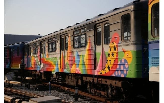 В Киевском метро запустили сказочный поезд-мурал: яркий фоторепортаж