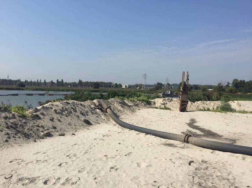 Незаконная добыча песка на Киевщине: в Ходосовке опять скандал