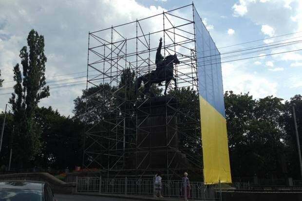 Декоммунизация в Киеве: памятник Щорсу оградили лесами