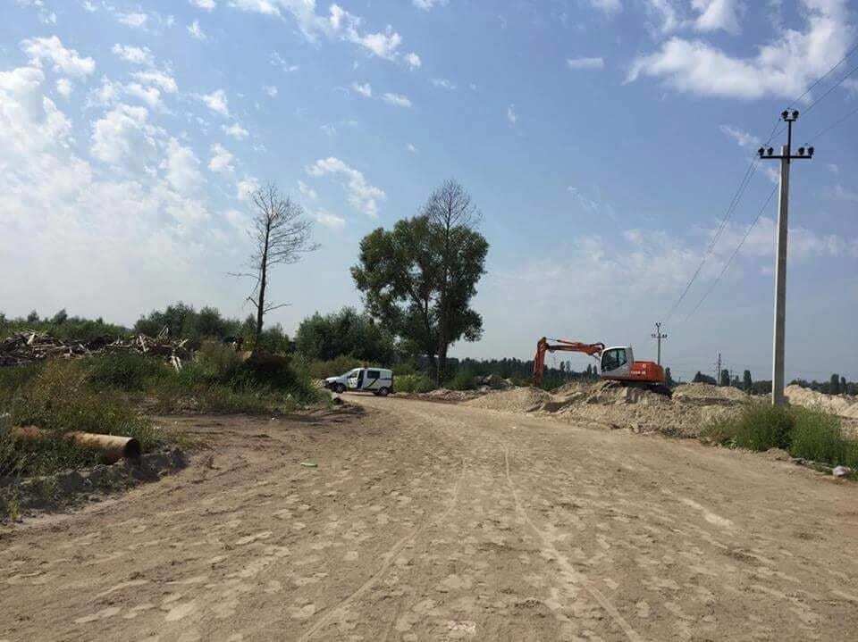 Незаконная добыча песка на Киевщине: в Ходосовке опять скандал