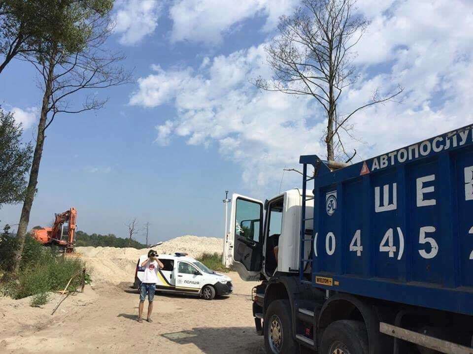 Незаконная добыча песка на Киевщине: в Ходосовке опять скандал 