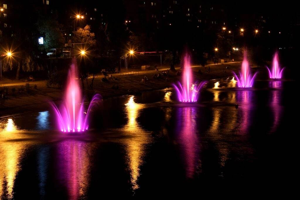 Готовят ко Дню Независимости: в Киеве засияли новые фонтаны