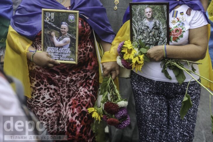 Незламні: после парада в центре Киева прошли матери погибших в АТО защитников Украины. Опубликованы фото и видео