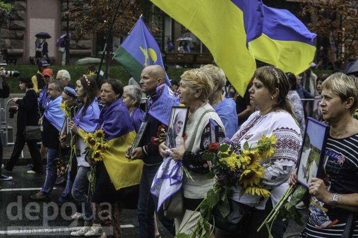 Незламні: після параду в центрі Києва пройшли матері загиблих в АТО захисників України