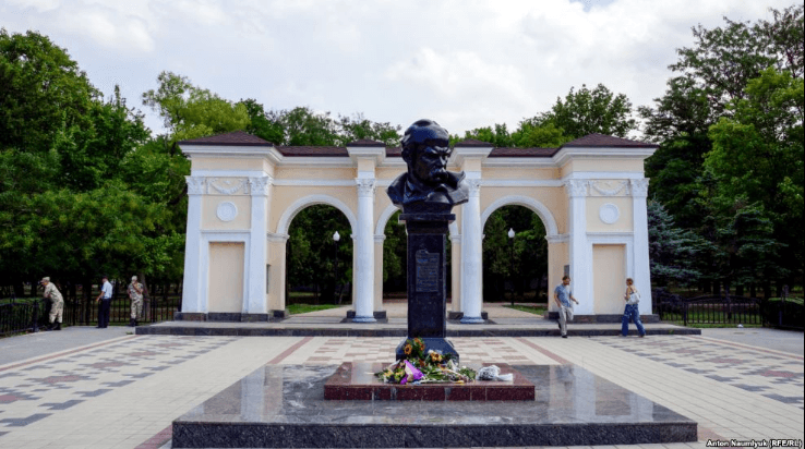 Незважаючи на охорону: у Криму до пам'ятника Шевченка принесли квіти з українською символікою