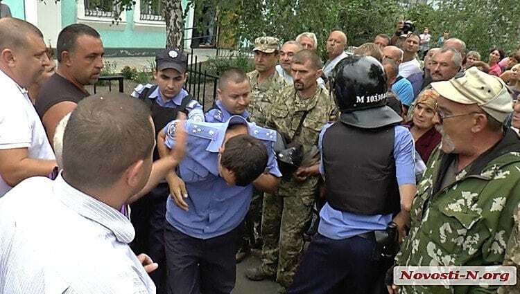 Убийство в Кривом Озере: толпа пыталась устроить самосуд над полицейскими. Фото и видеофакт