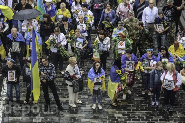 Незламні: після параду в центрі Києва пройшли матері загиблих в АТО захисників України