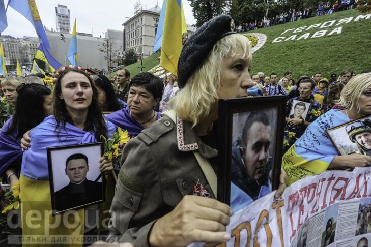 Незламні: після параду в центрі Києва пройшли матері загиблих в АТО захисників України