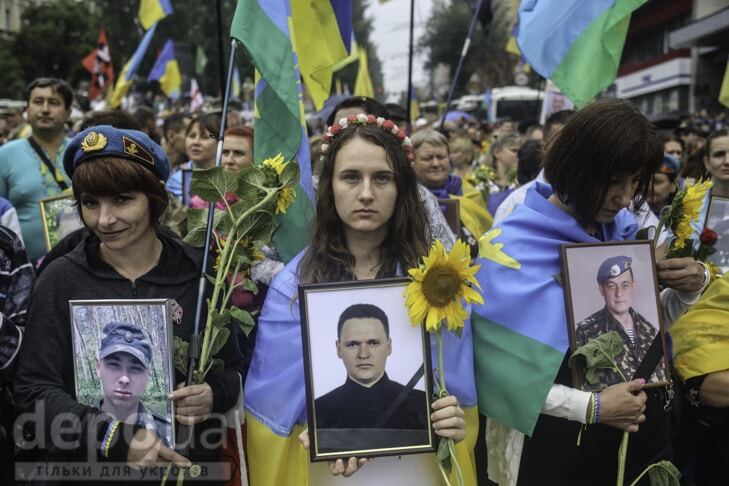 Незламні: після параду в центрі Києва пройшли матері загиблих в АТО захисників України