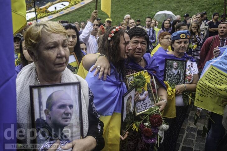 Незламні: після параду в центрі Києва пройшли матері загиблих в АТО захисників України