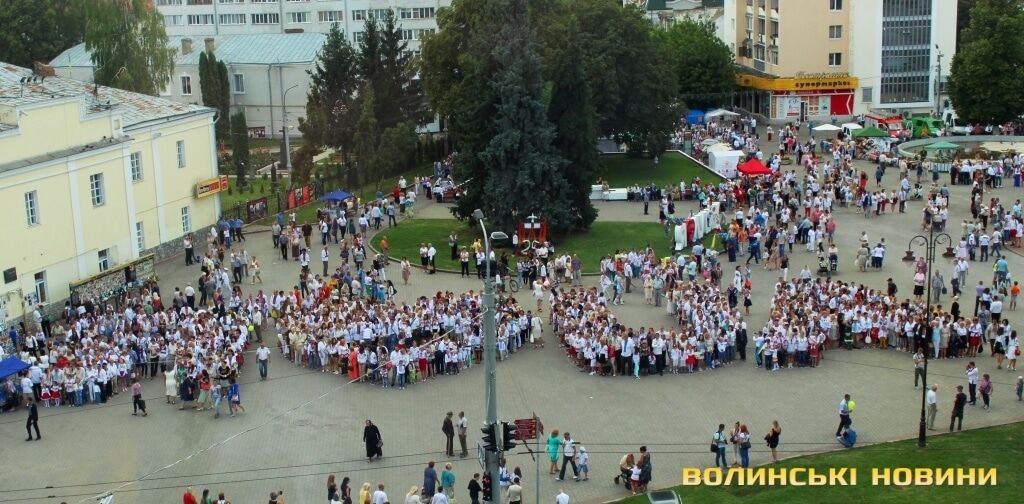 "Я люблю UA": мешканці Луцька створили масштабну живу інсталяцію до Дня Незалежності