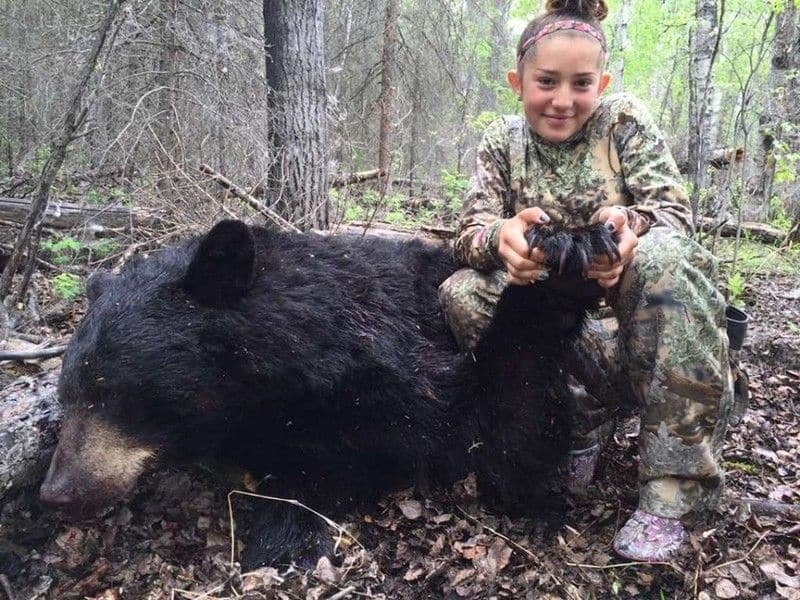 "Я ніколи не зупинюся": 12-річна дівчинка похвалилася знімками убитих тварин