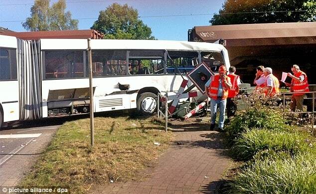 Есть пострадавшие: в Германии поезд врезался в пассажирский автобус
