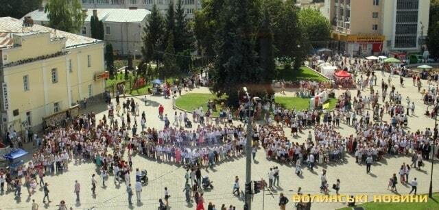 "Я люблю UA": мешканці Луцька створили масштабну живу інсталяцію до Дня Незалежності