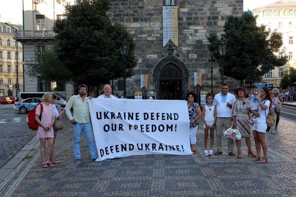 "Мы, простые люди, с вами": в Праге флаги Украины появились на самых известных башнях. Опубликованы фото