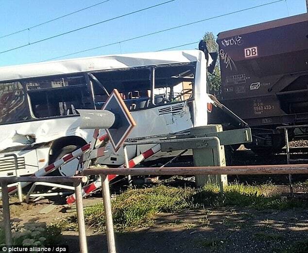 Є постраждалі: у Німеччині потяг врізався у пасажирський автобус