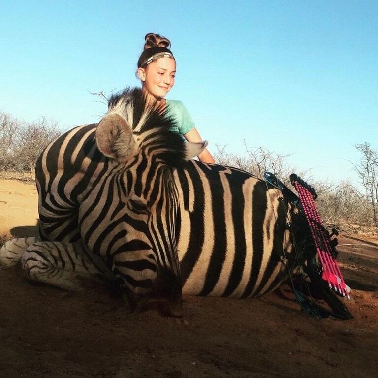 "Я ніколи не зупинюся": 12-річна дівчинка похвалилася знімками убитих тварин