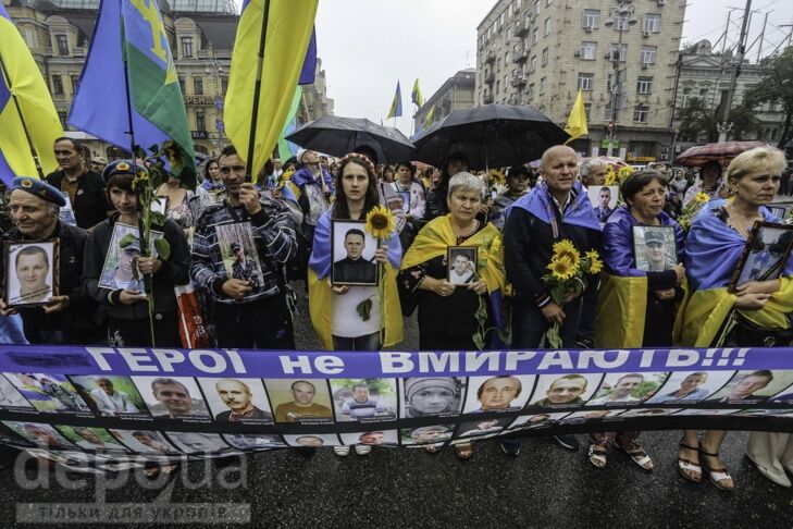 Незламні: після параду в центрі Києва пройшли матері загиблих в АТО захисників України