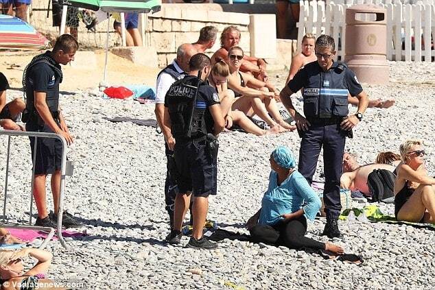 Во Франции полиция заставила мусульманку раздеться на пляже: фотофакт