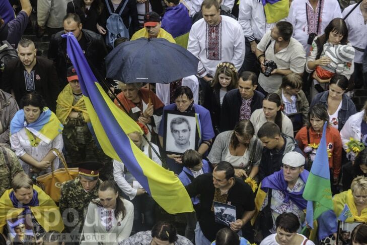 Незламні: після параду в центрі Києва пройшли матері загиблих в АТО захисників України