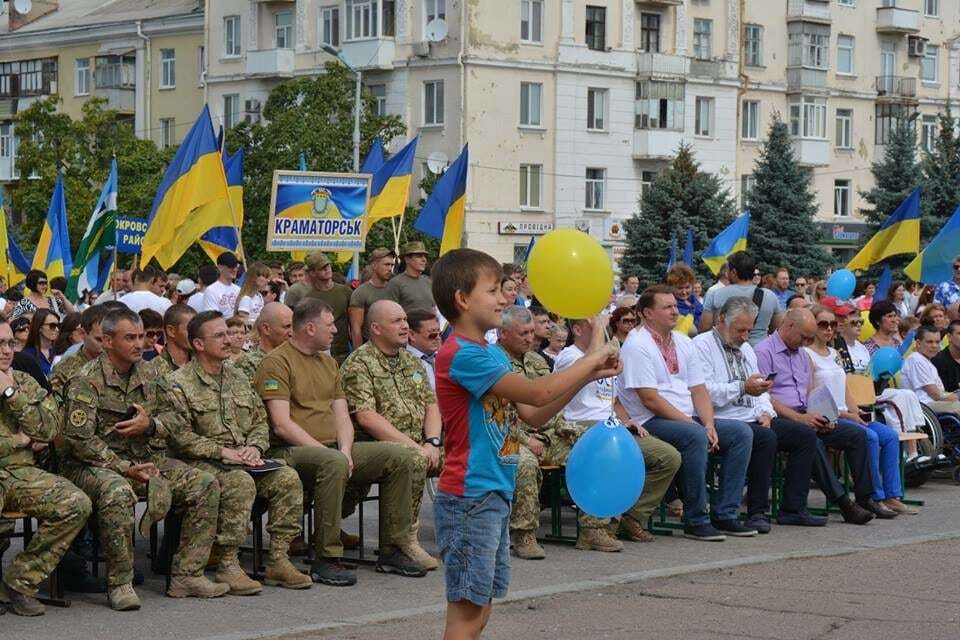 Прапори і патріотична хода: звільнений Краматорськ відсвяткував День Незалежності