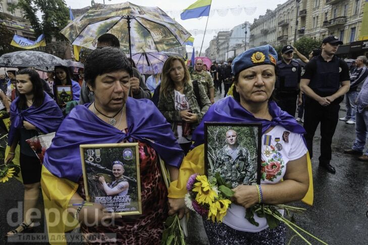 Незламні: после парада в центре Киева прошли матери погибших в АТО защитников Украины. Опубликованы фото и видео